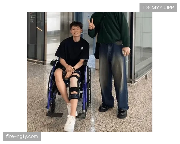 杨力维机场随手背的包，我三个月工资都不够看